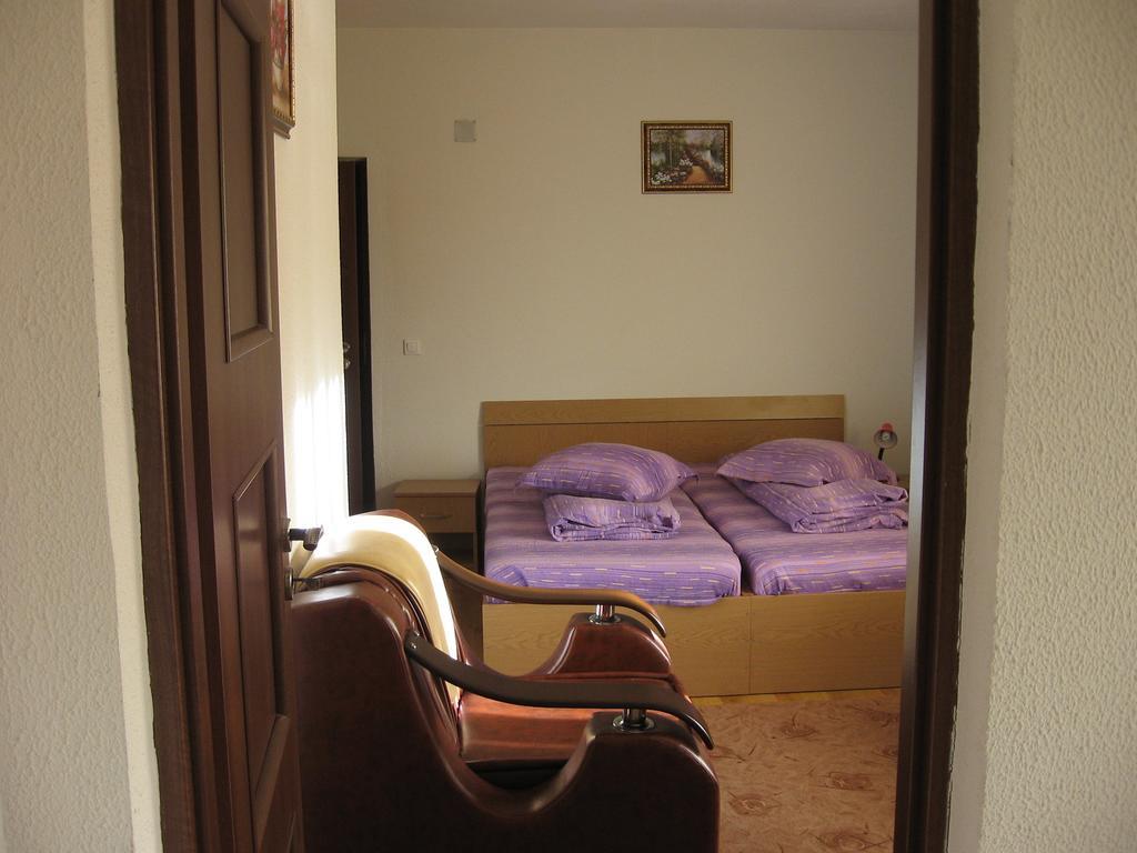 Hotel Pensiunea Pomi -Oesti Albestii Paminteni Zimmer foto