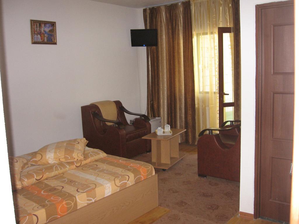 Hotel Pensiunea Pomi -Oesti Albestii Paminteni Zimmer foto