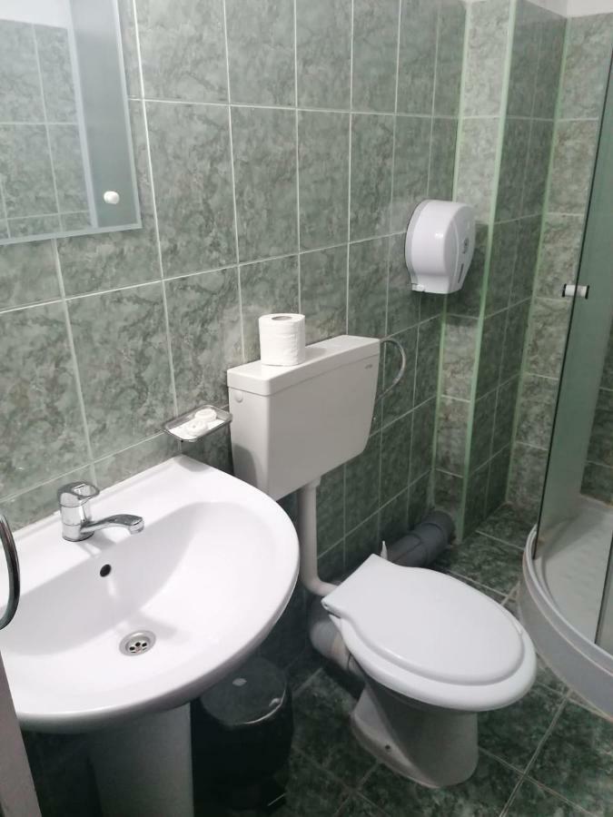 Hotel Pensiunea Pomi -Oesti Albestii Paminteni Exterior foto
